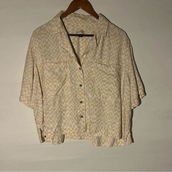 Women's Universal Thread Tan & White Short Sleeve Button Down Shirt - Picture 2 of 7